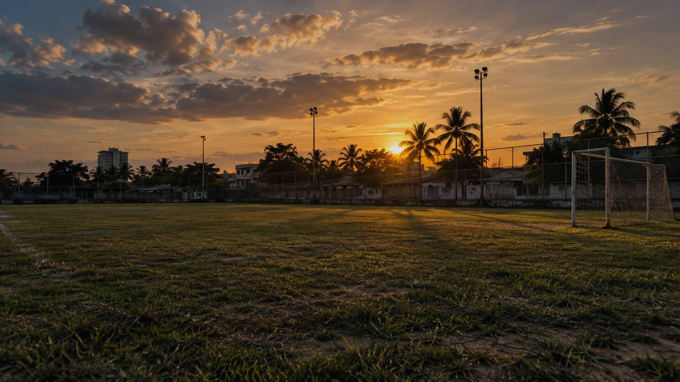 Cancha de fútbol de barrio al atardecer